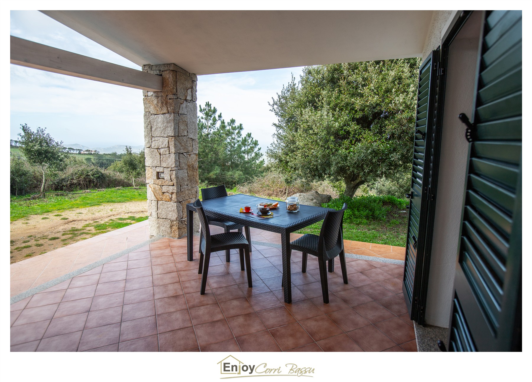Colazione nella veranda di Enjoy Corribassu